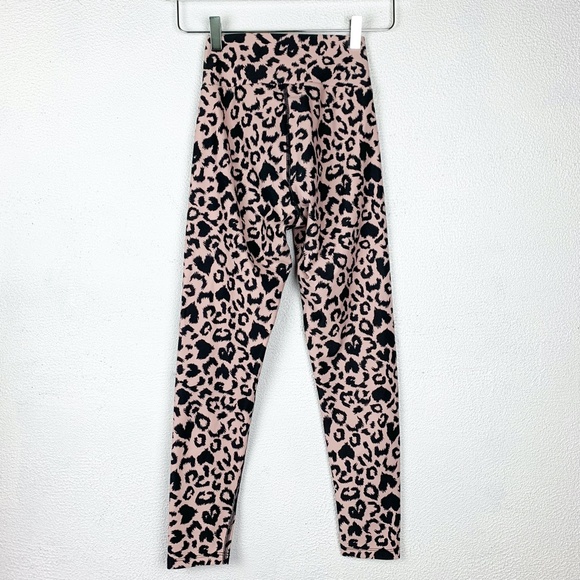 Beach Riot Sport | Cara Leggings Baby Pink Leopard Heart Pattern - Picture 3 of 7